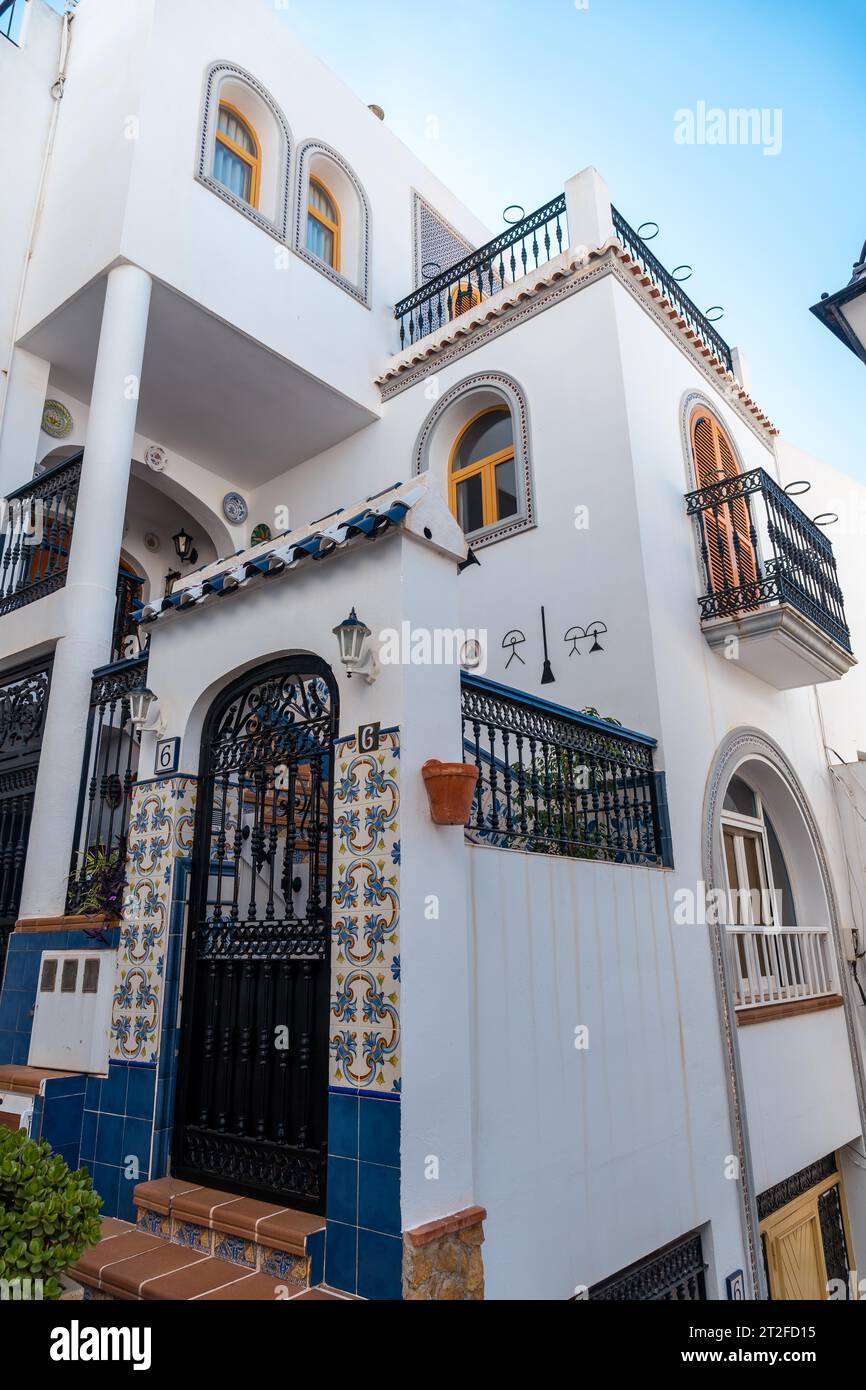 Kostbare Dinge in der Gemeinde Mojacar, einer Stadt mit weißen Häusern auf dem Gipfel des Berges. Costa Blanca im Mittelmeer, Almeria. Stockfoto