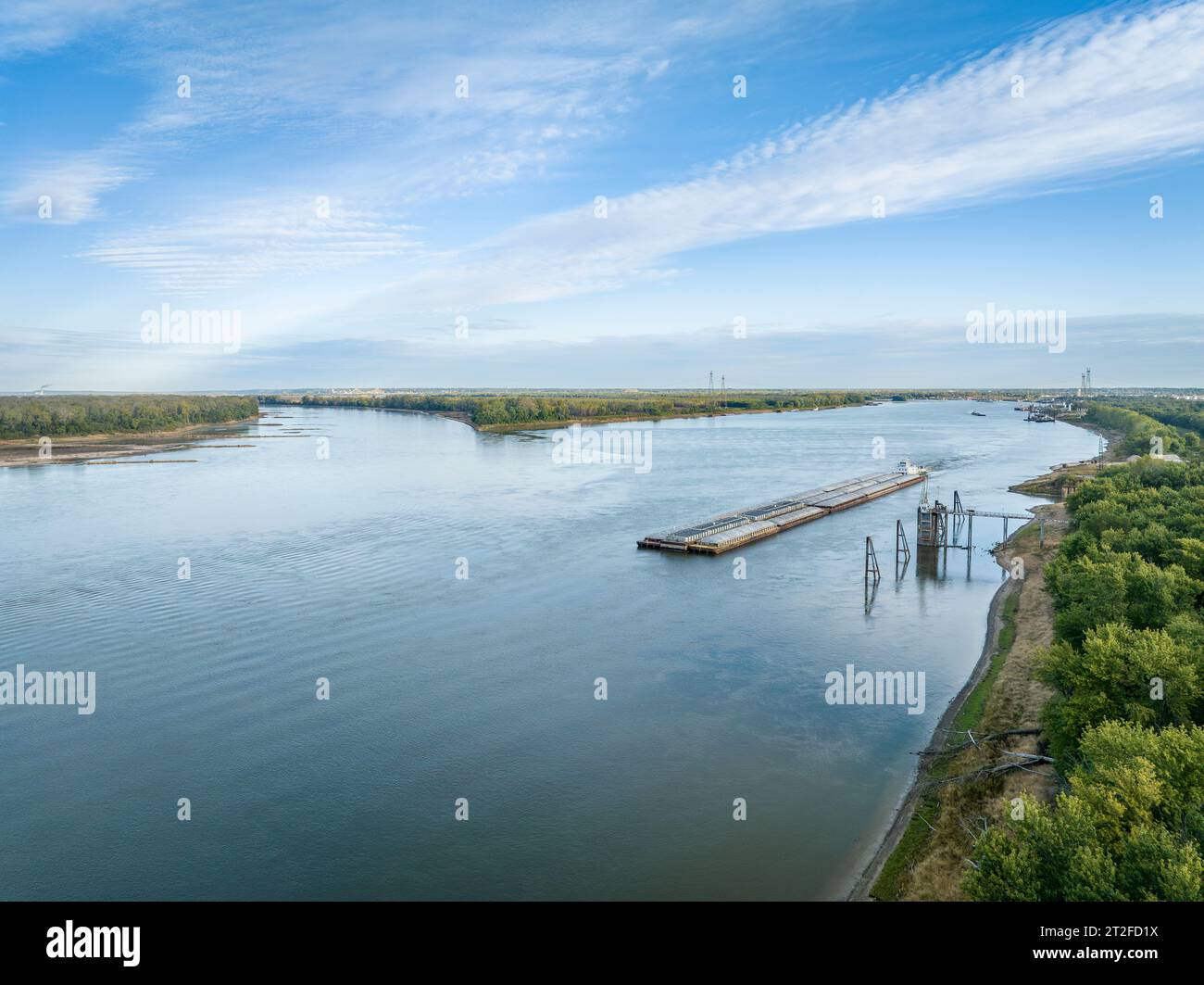 Schleppboot mit Lastkähnen auf dem Mississippi River am Zusammenfluss mit dem Missouri River unterhalb von Alton, IL Stockfoto