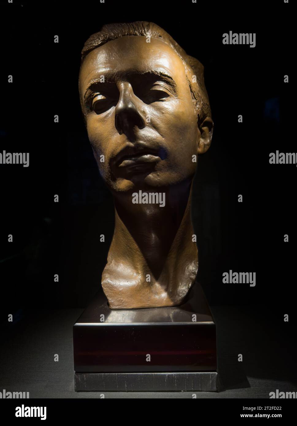 Eine bronzene Lebensmaske des Autors Aldous Huxley (1894–1963) von Paul Hamann, 1981, basierend auf einem früheren Werk von 1930. National Portrait Gallery, Lond Stockfoto