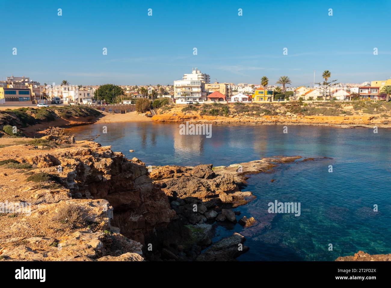 Cala de la Higuera neben dem Strand Los Locos in der Küstenstadt Torrevieja, Alicante, Valencianische Gemeinde. Spanien, Mittelmeer an der Costa Stockfoto