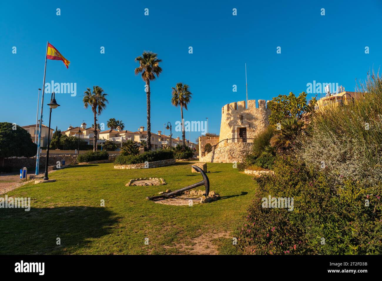 Wunderschöner Torre del Moro Park in der Küstenstadt Torrevieja, Alicante, Valencianische Gemeinde. Spanien, Mittelmeer an der Costa Blanca Stockfoto