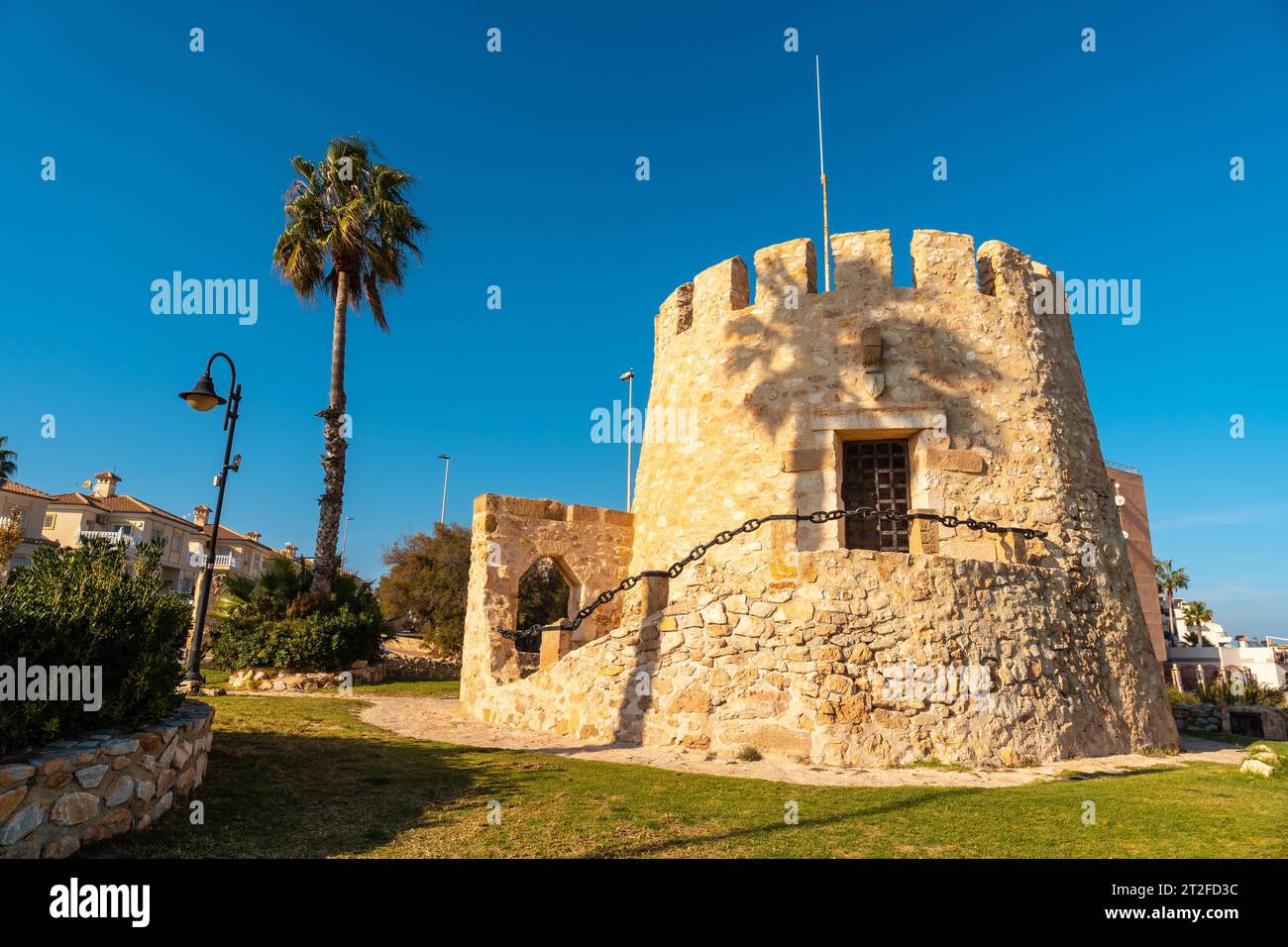 Detail des Torre del Moro im Park in der Küstenstadt Torrevieja, Alicante, Valencianische Gemeinde. Spanien, Mittelmeer an der costa Stockfoto