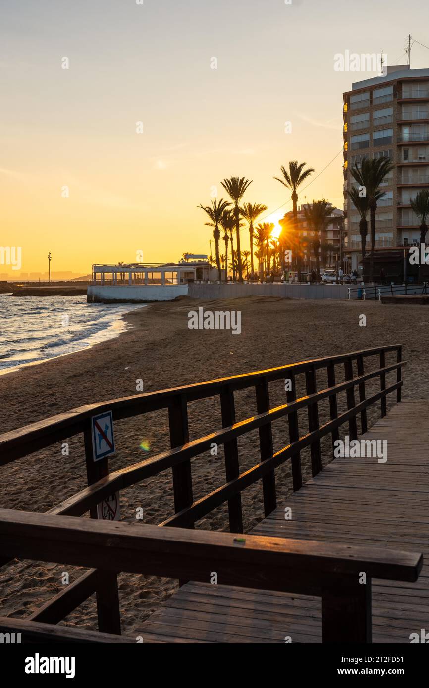 Sonnenuntergang am Playa del Cura in der Küstenstadt Torrevieja, Alicante, Valencianische Gemeinde. Spanien, Mittelmeer an der Costa Blanca Stockfoto