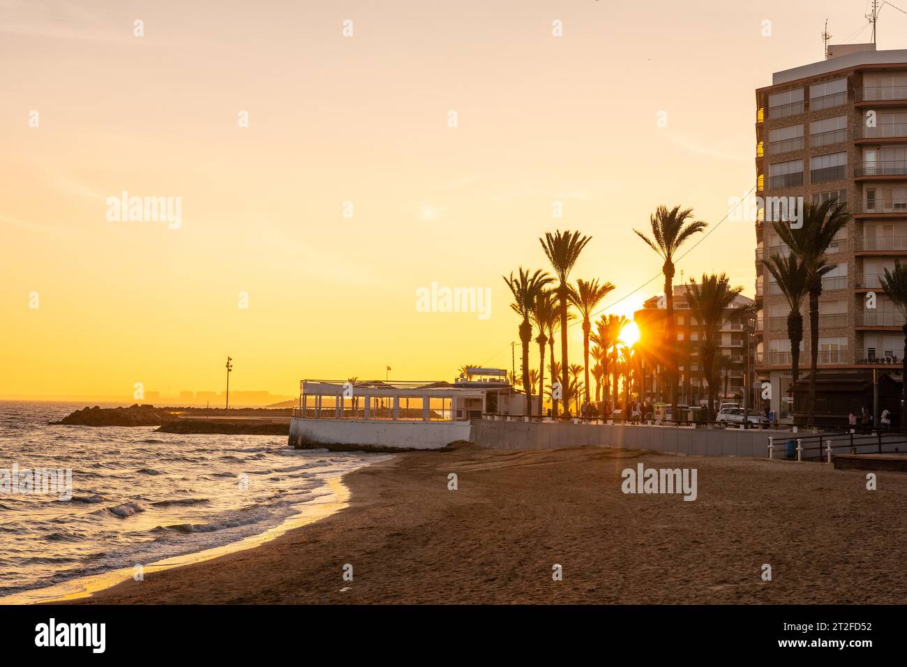 Wunderschöner Sonnenuntergang am Playa del Cura in der Küstenstadt Torrevieja, Alicante, Valencianische Gemeinde. Spanien, Mittelmeer an der Costa Blanca Stockfoto