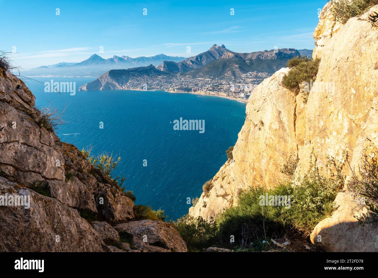 Blick auf den Strand von Cantal Roig von oben im Naturpark Penon de Ifach in der Stadt Calpe, Valencia, Valencia. Spanien. Stockfoto