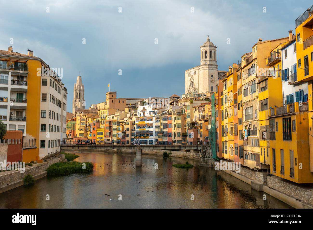 Girona mittelalterliche Stadt, Panorama von der berühmten roten Brücke Pont de les Peixateries Velles, Costa Brava von Katalonien Stockfoto