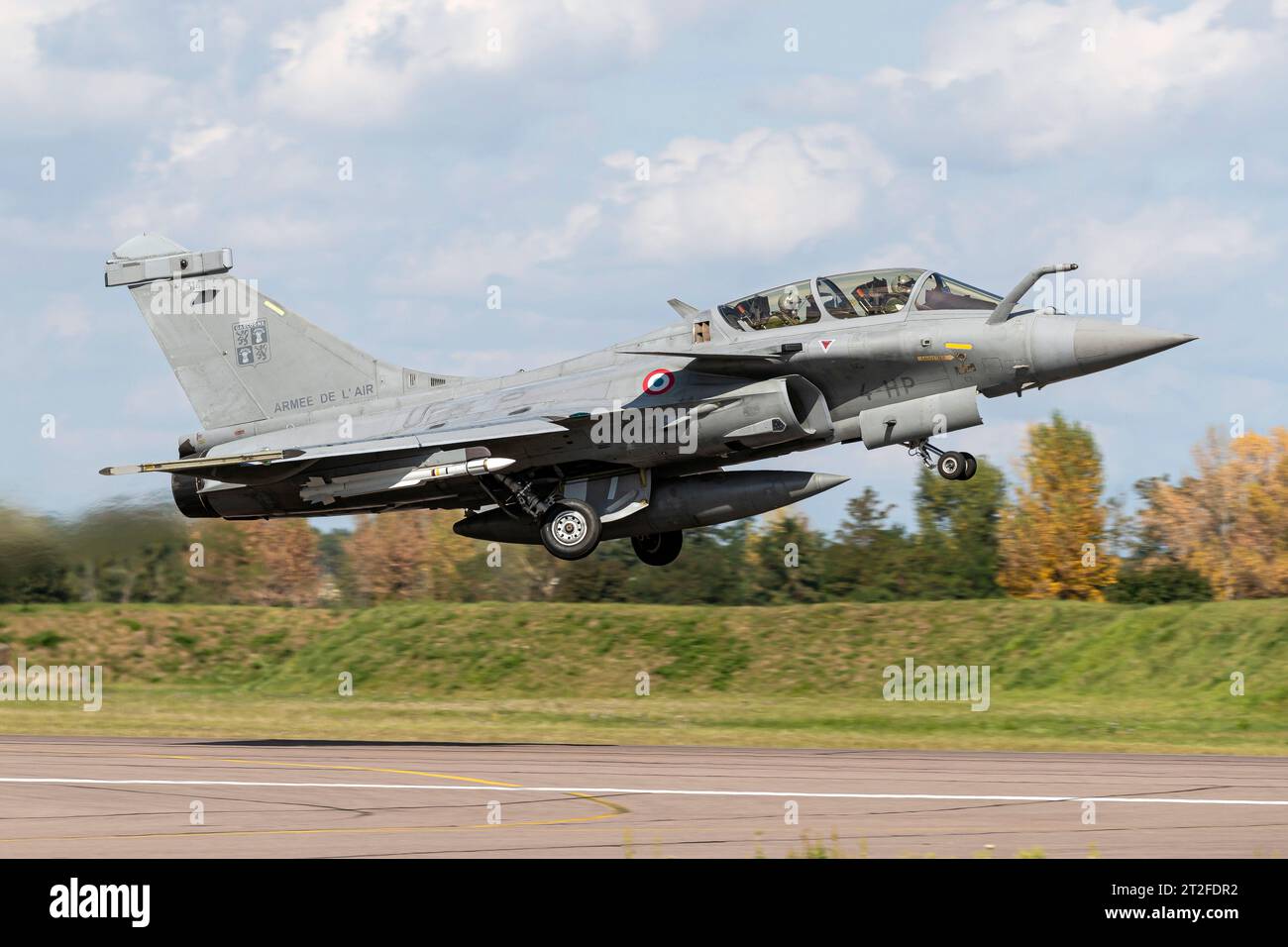 Eine französische Luftwaffe Rafale B, ausgerüstet mit lebenden MICA-Raketen, startet. Stockfoto