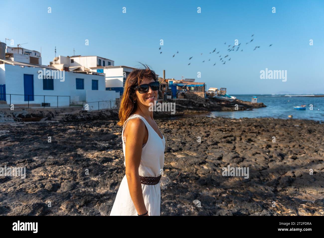 Ein Tourist, der das Fischerdorf Majanicho genießt, nördlich der Insel Fuerteventura, Kanarische Inseln. Spanien Stockfoto