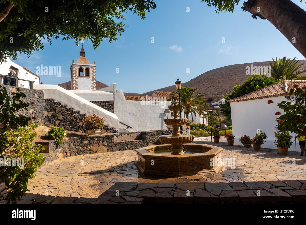 Wasserbrunnen neben der weißen Kirche von Betancuria, Westküste der Insel Fuerteventura, Kanarische Inseln. Spanien Stockfoto