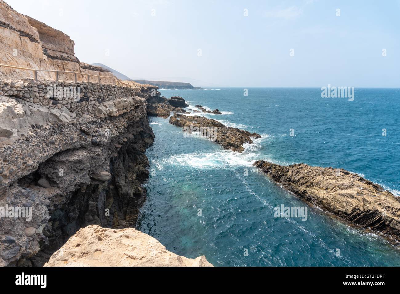 Blick auf den Pfad zu den Höhlen von Ajuy, Pajara, Westküste der Insel Fuerteventura, Kanarische Inseln. Spanien Stockfoto