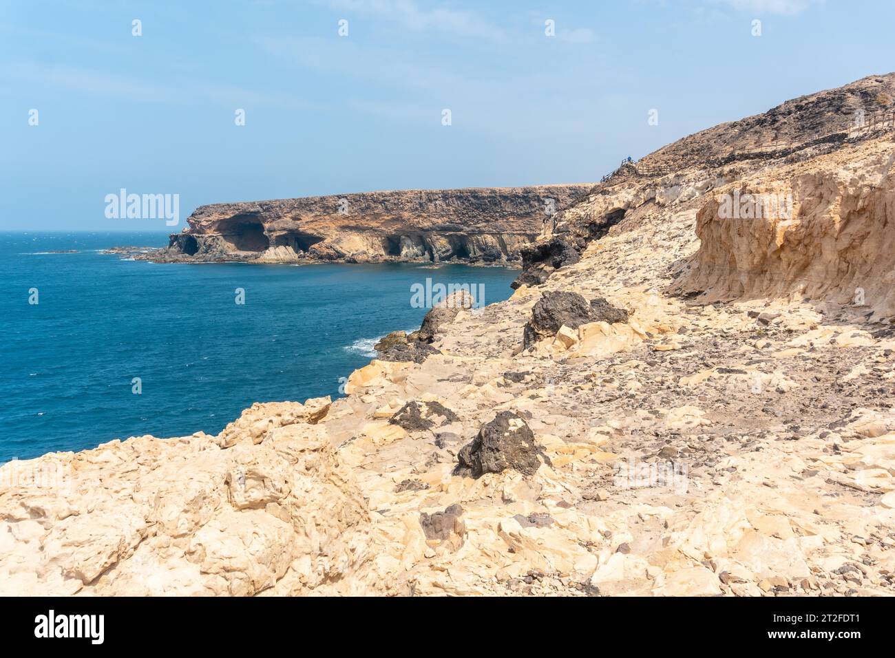 Blick auf das Meer vom Geopark auf dem Weg zu den Höhlen von Ajuy, Pajara, Westküste der Insel Fuerteventura, Kanarische Inseln. Spanien Stockfoto