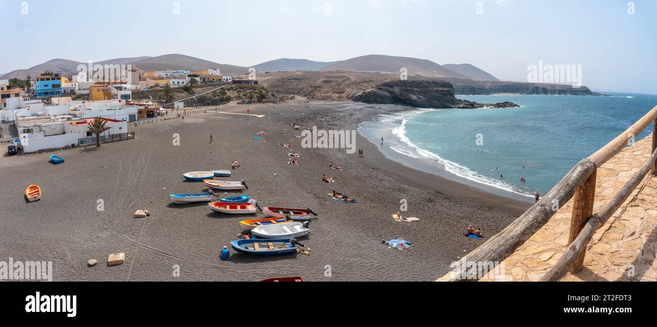 Panoramablick auf den Strand der Küstenstadt Ajuy in der Nähe der Stadt Pajara, Westküste der Insel Fuerteventura, Kanarische Inseln. Spanien Stockfoto