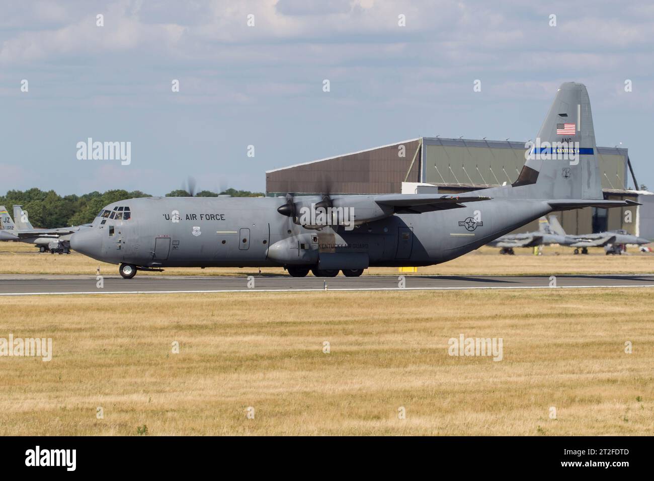 Die Kentucky Air National Guard C-130J-30 Super Hercules trifft auf der Luftwaffenbasis Hohn ein. Stockfoto