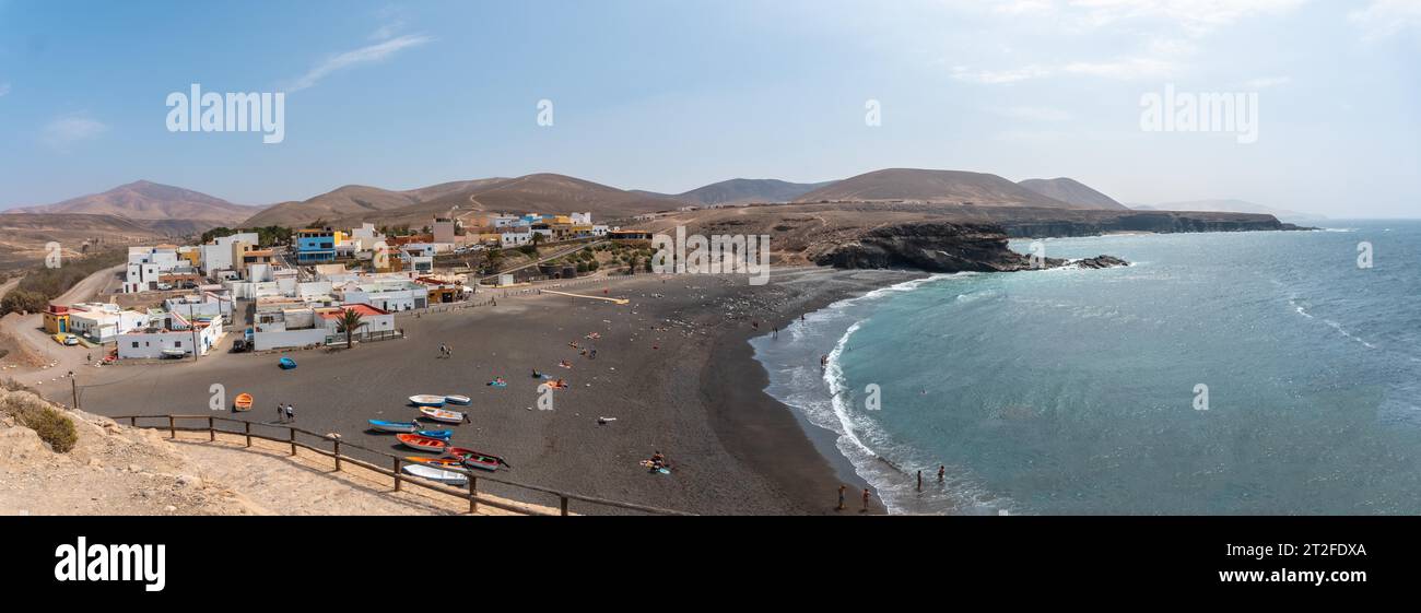 Panoramablick auf den Strand der Küstenstadt Ajuy in der Nähe der Stadt Pajara, Westküste der Insel Fuerteventura, Kanarische Inseln. Spanien Stockfoto