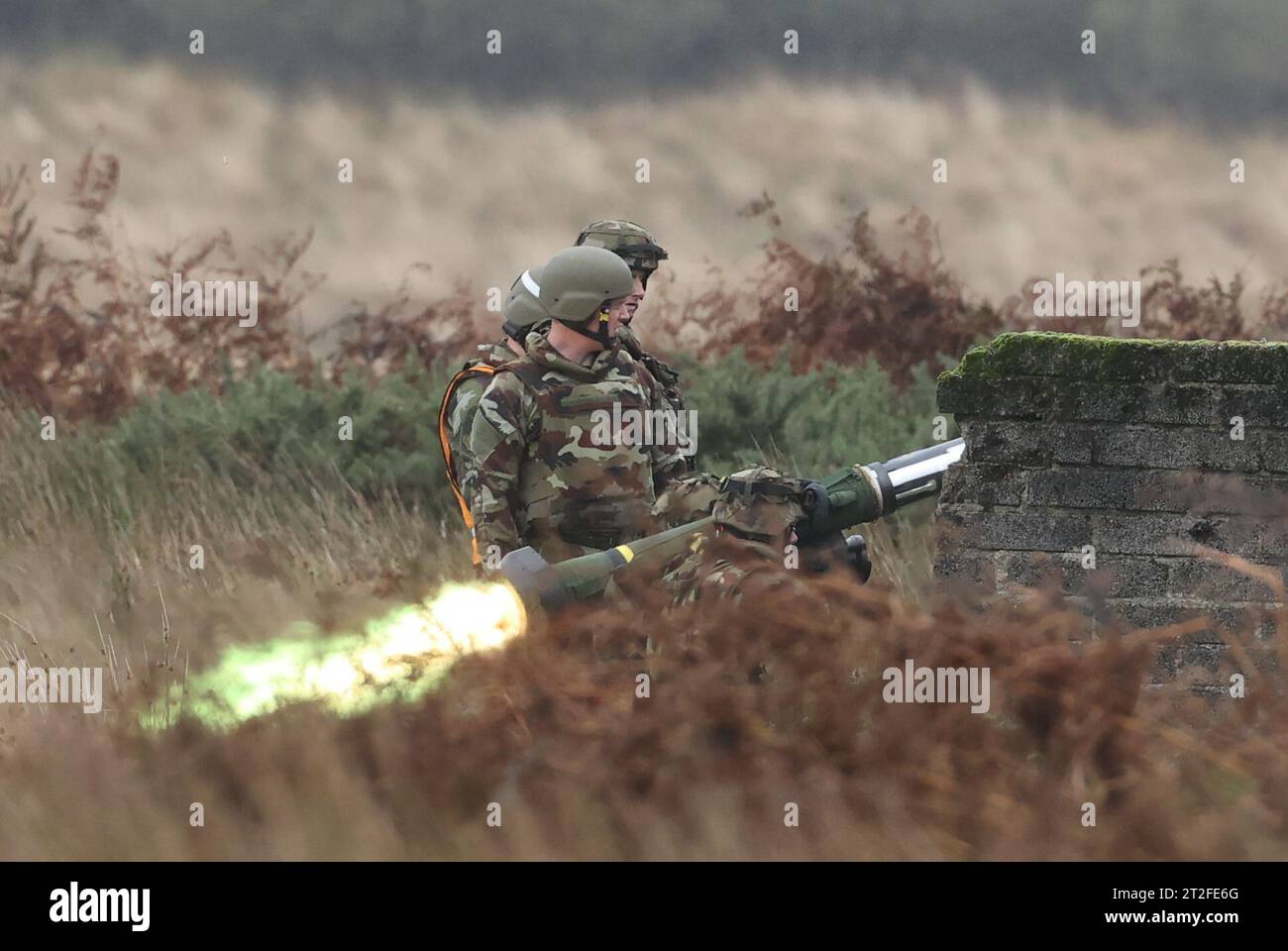 Soldaten feuern ein Javelin-Raketensystem während einer Mission Readiness-Übung für das 123. Infanterie-Bataillon im Coolmooney Camp in Glen of Imaal, Co Wicklow. 334 Soldaten der irischen Verteidigungskräfte sowie neun Soldaten der maltesischen Streitkräfte - die zusammen das 123. Infanterie-Bataillon bilden - treten in die letzte Trainingsphase ein, um ihren bevorstehenden Einsatz bei der Interimstruppe der Vereinten Nationen im Libanon (UNIFIL) vorzubereiten. ab November im Südlibanon. Bilddatum: Donnerstag, 19. Oktober 2023. Stockfoto