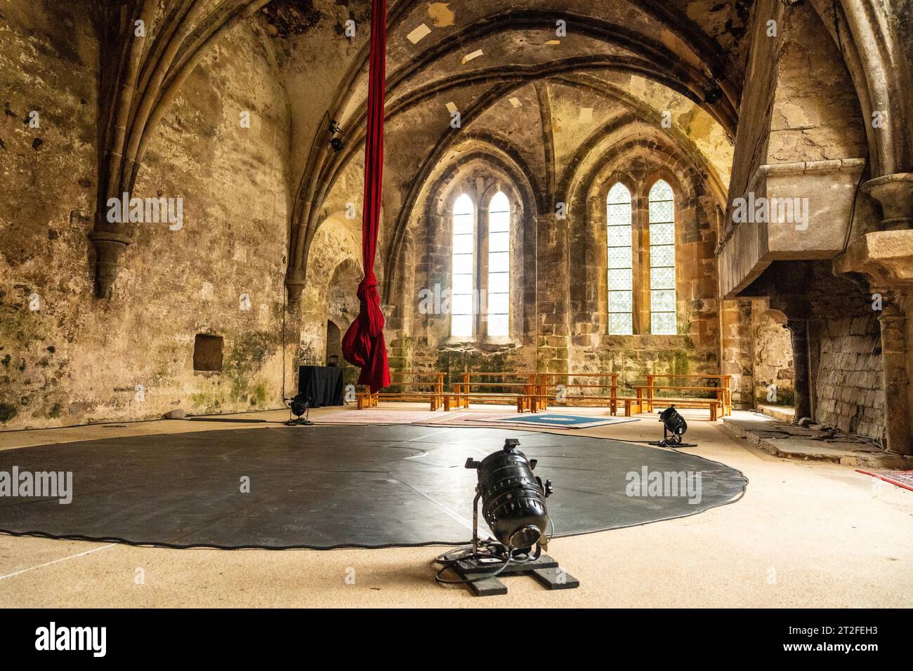 Wunderschöne Innenräume mit Tuchakkordeonshow in der Abbaye de Beauport im Dorf Paimpol, Departement Cotes-d'Armor, Französisch-Bretagne. Frankreich Stockfoto