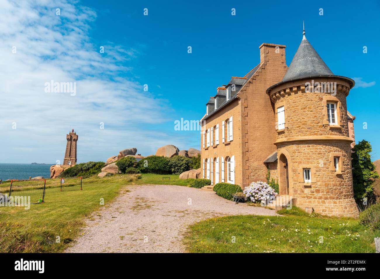 Wunderschönes Haus neben dem Leuchtturm Mean Ruz, Hafen von Ploumanach, in der Stadt Perros-Guirec, Cotes-d'Armor, in der französischen Bretagne, Frankreich Stockfoto
