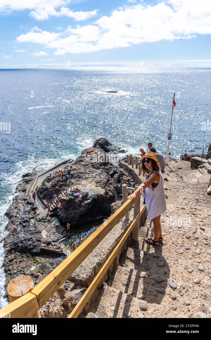 Ein junger Tourist, der die Treppen hinabsteigt, um die Bucht von Puerto de Puntagorda, Insel La Palma, Kanarische Inseln zu erreichen. Spanien Stockfoto