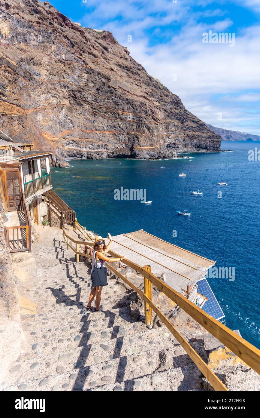 Ein junger Tourist, der die Treppen hinabsteigt, um die Bucht von Puerto de Puntagorda, Insel La Palma, Kanarische Inseln zu erreichen. Spanien Stockfoto