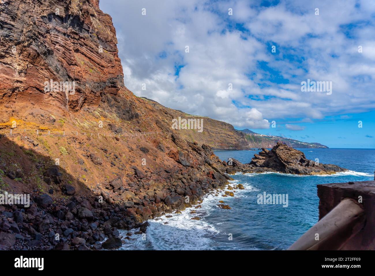 Ankunftspfad auf der Klippe zum Strand Nogales im Osten der Insel La Plama, Kanarische Inseln. Spanien Stockfoto