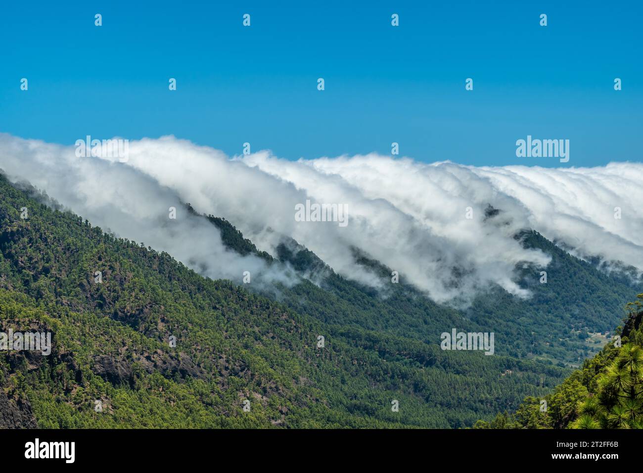 Wolken überqueren die Berge von Seite zu Seite auf der Insel La Palma, den Kanarischen Inseln. Spanien Stockfoto