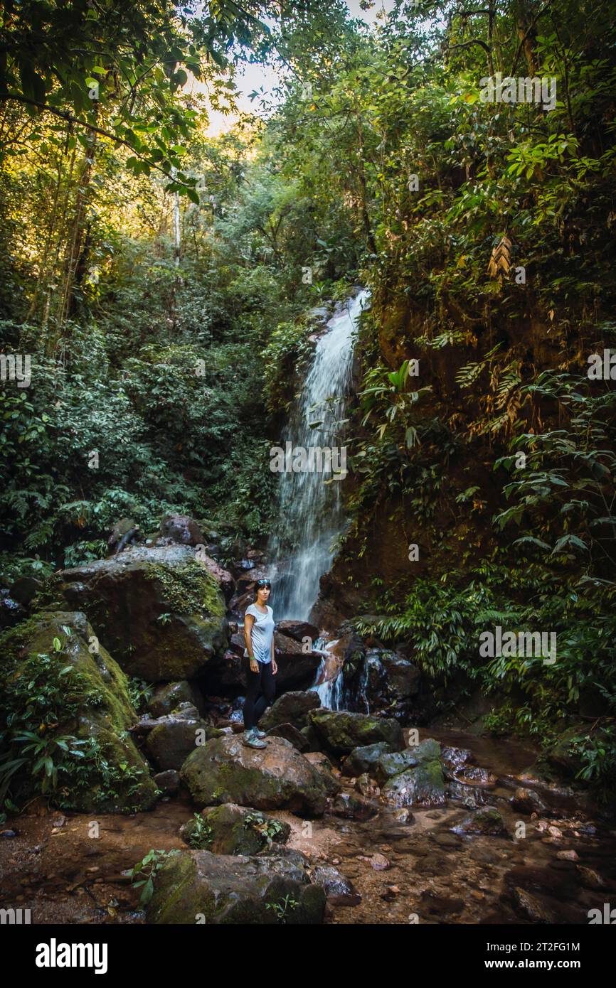 Eine fröhliche junge Frau im Cascada del Cerro Azul Meambar Nationalpark (Panacam) am Lake Yojoa. Honduras Stockfoto