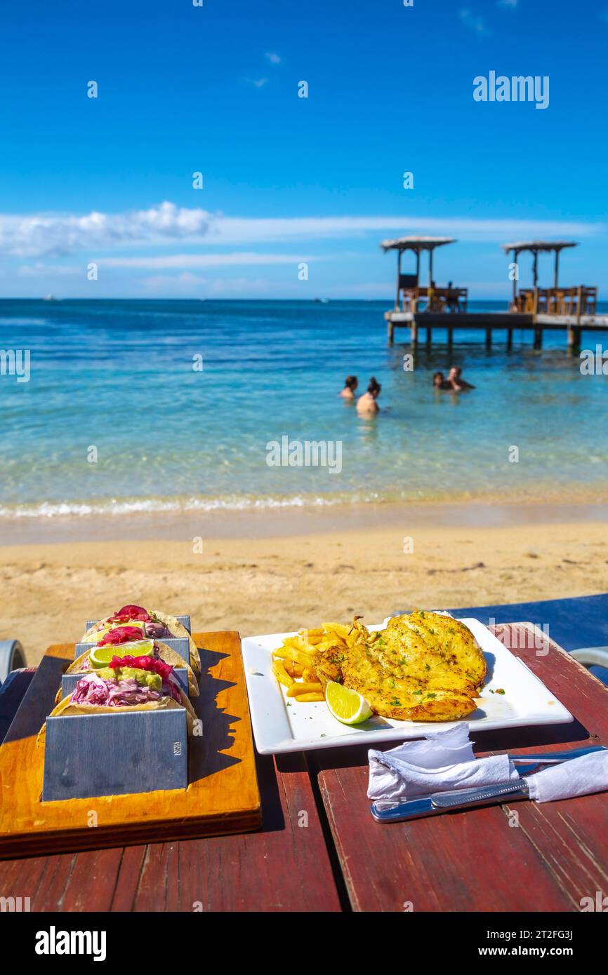 Roatan, Honduras Â», Januar 2020: Essen am West End Beach auf Roatan Island Stockfoto