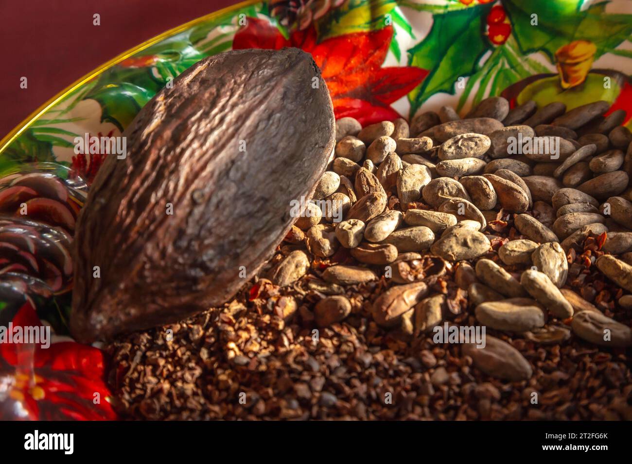 Detail von trockenem Schokoladenkakao und seinen Früchten auf einem Teller auf Roatan Island. Honduras Stockfoto