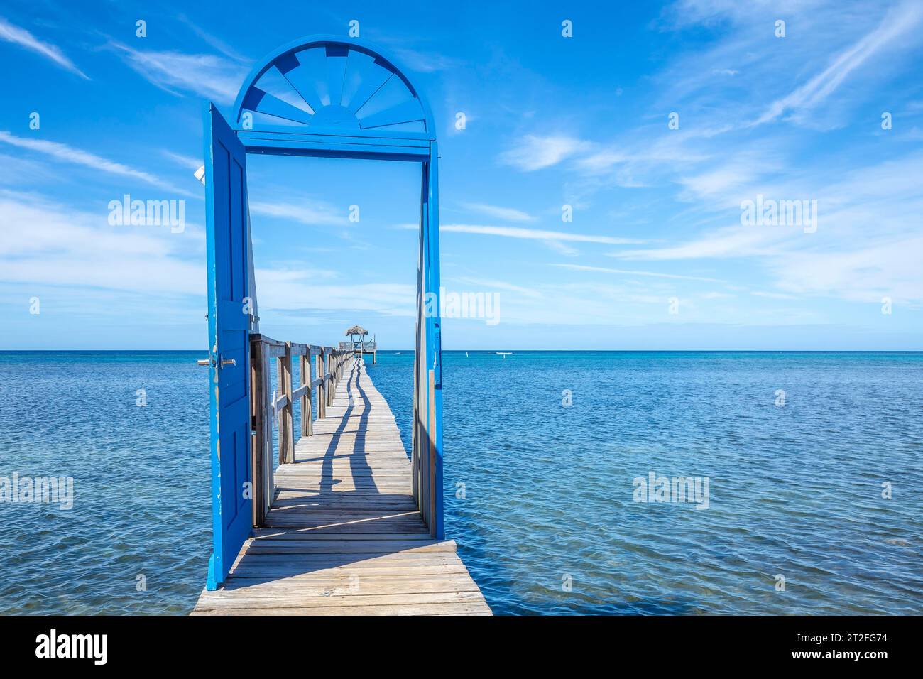 Eine blaue Tür am Strand von Sandy Bay auf der Insel Roatan in der Karibik. Honduras Stockfoto
