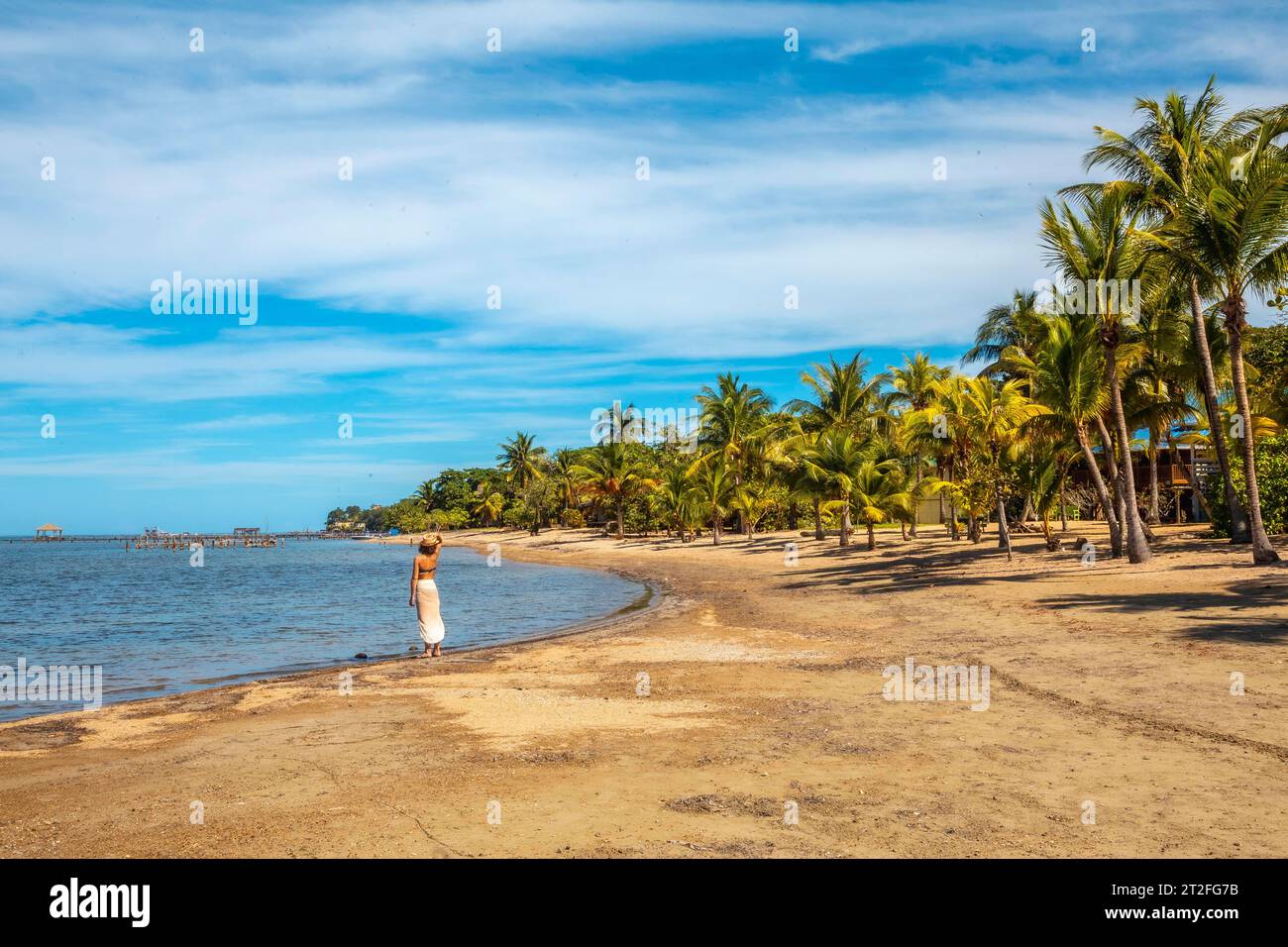 Ein junger Tourist am Strand von Sandy Bay auf Roatan Island. Honduras Stockfoto