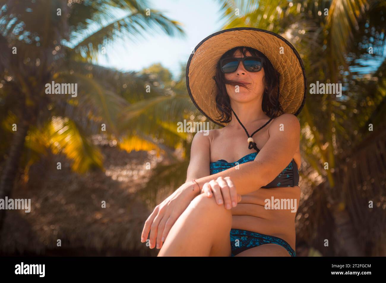 Tela, Honduras Â», Januar 2020: Ein junger europäischer Tourist mit Hut am Strand von Punta Sal in Tela Stockfoto