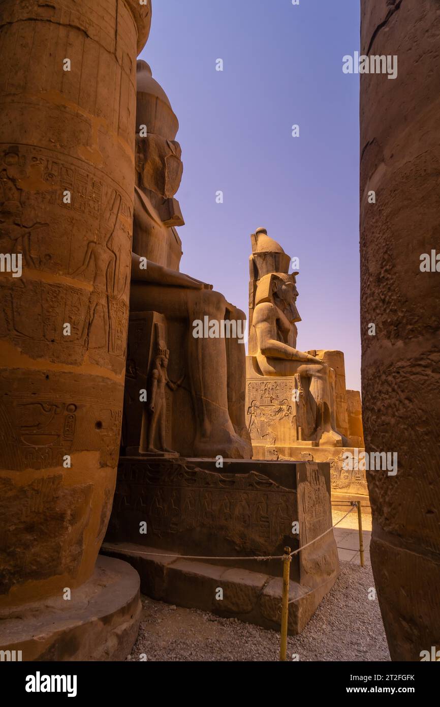 Wunderschönes Interieur mit seinen Säulen in einem der schönsten Tempel Ägyptens. Eine junge Frau im Tempel von Luxor Stockfoto