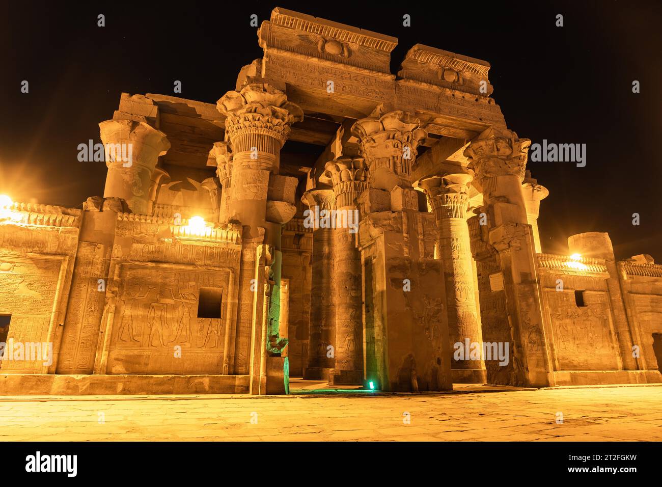 Besuchen Sie bei Nacht den wunderschönen Tempel von KOM Ombo, den Tempel, der den Göttern Sobek und Horus gewidmet ist. In der Stadt KOM Ombo bei Aswer, Ägypten Stockfoto