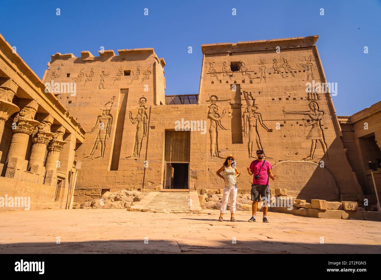 Ein paar Touristen im Tempel von Philae, einem griechisch-römischen Bau vom Nil aus gesehen, einem Tempel, der Isis, der Göttin der Liebe, gewidmet ist. Stockfoto