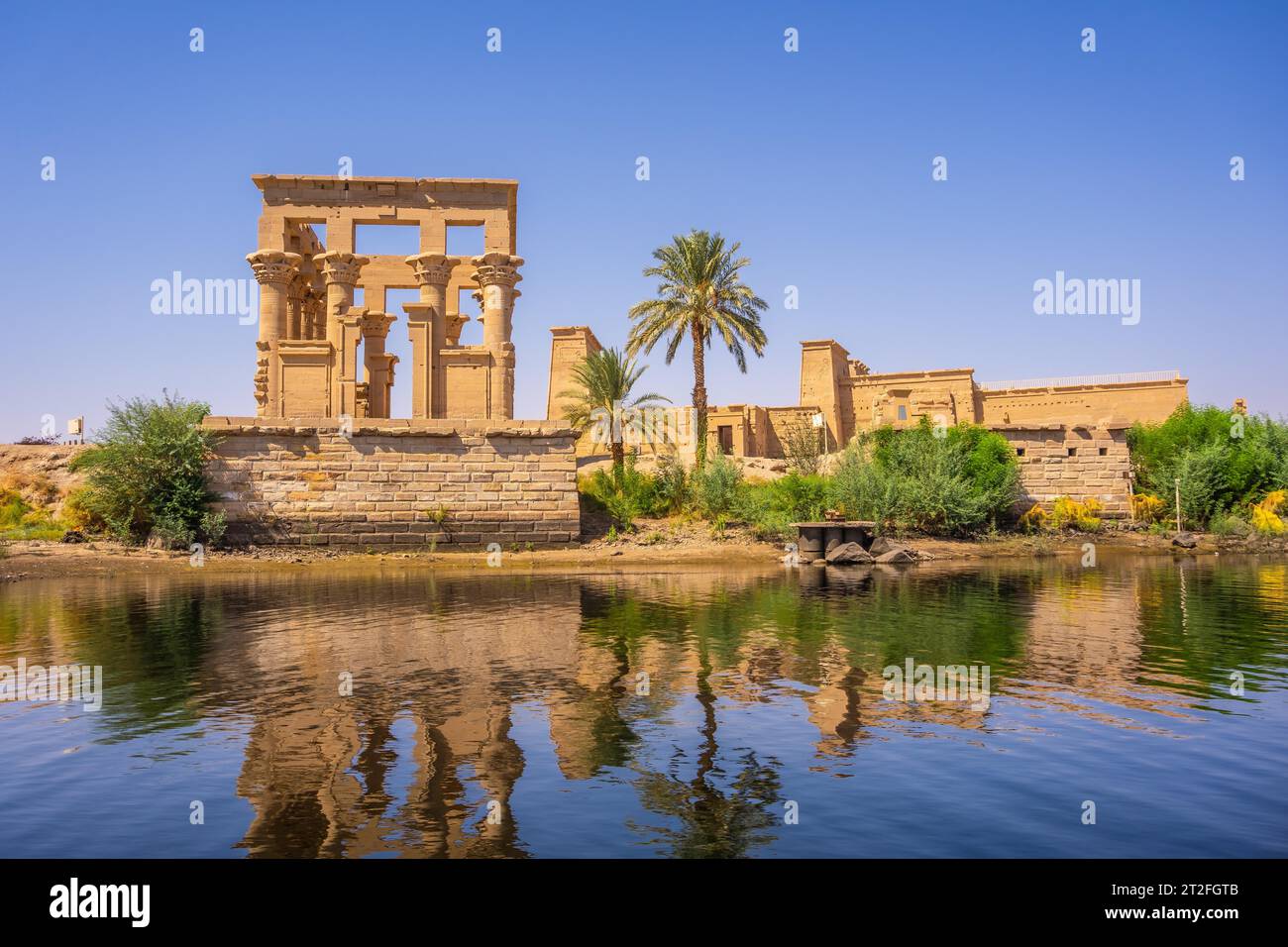 Der wunderschöne Tempel von Philae und die griechisch-römischen Gebäude vom Nil aus gesehen, ein Tempel, der Isis, der Göttin der Liebe, gewidmet ist. Assuan. Ägyptisch Stockfoto