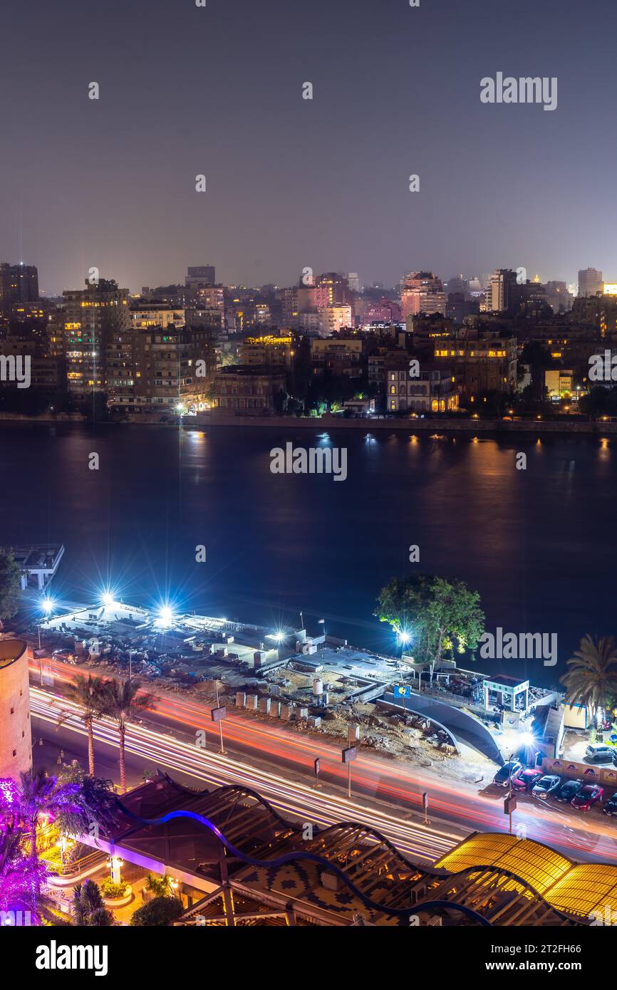 Luftaufnahme der Stadt Kairo bei Nacht entlang des Nils. Skyline der afrikanischen Stadt Ägypten Stockfoto
