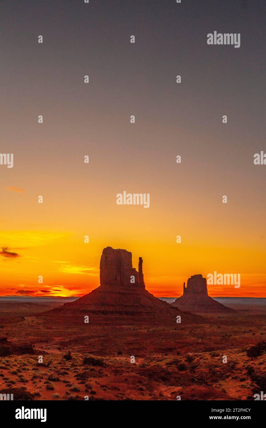 Roter Sonnenaufgang im wunderschönen Monument Valley, Utah. Vertikales Foto Stockfoto