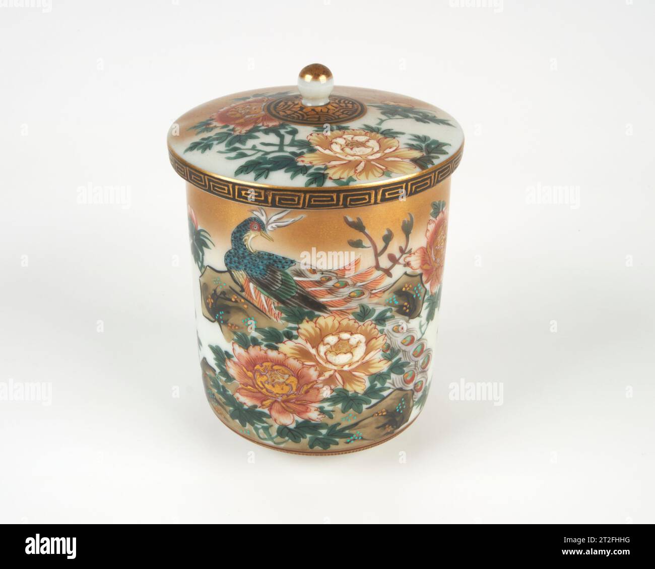 Antikes japanisches Porzellan aus den 1900er Jahren, fein handbemalt Pfau und Pfingstrose. Die größten 4 1/8 Zoll hoch. Teetasse, Caddy Stockfoto