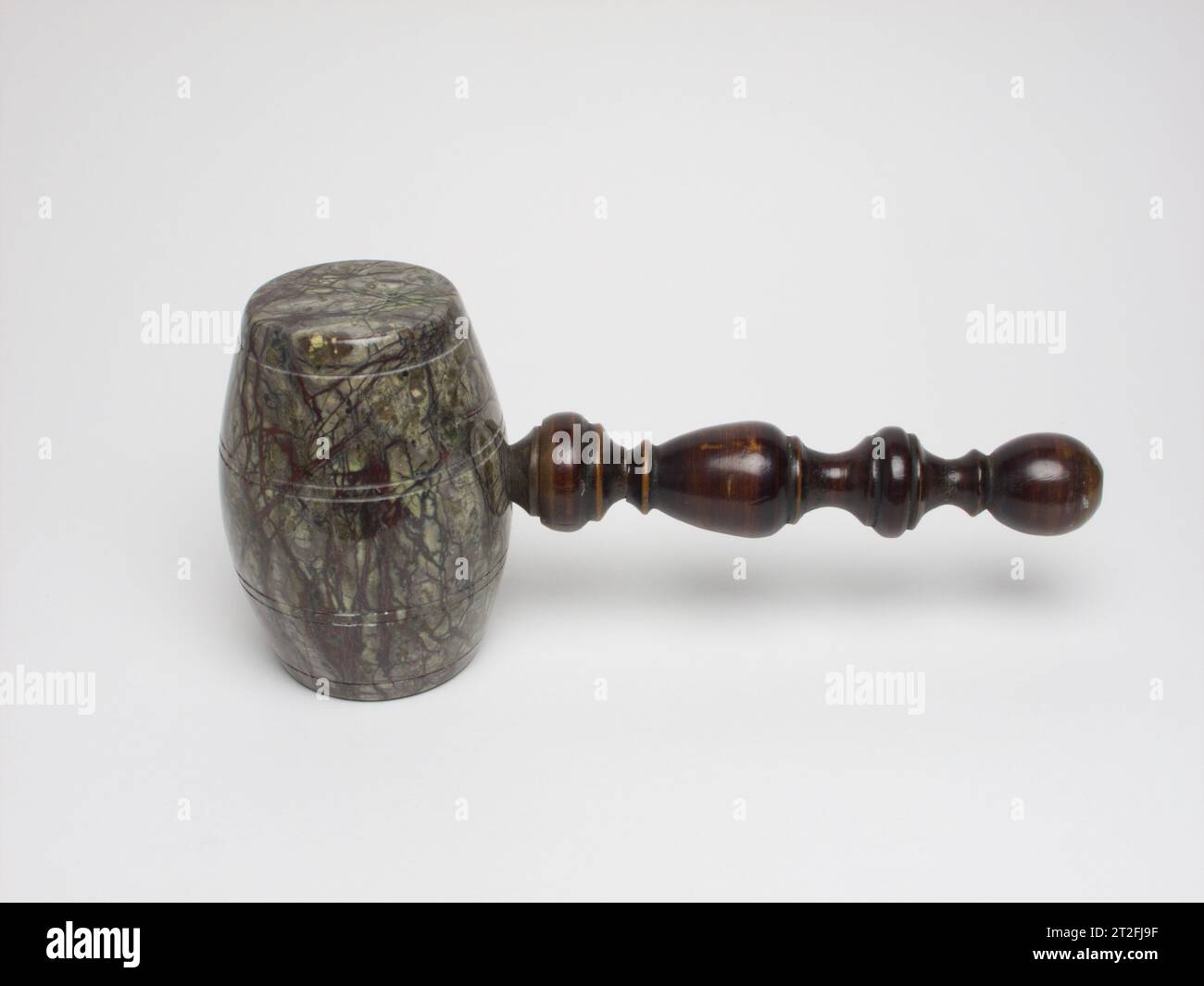 Antiker kornischer Schlangenstein-Hammer mit gedrehtem Holzgriff. Der wunderschön polierte Hammer ist 13 cm lang und der Schlangenkopf 6 Stockfoto