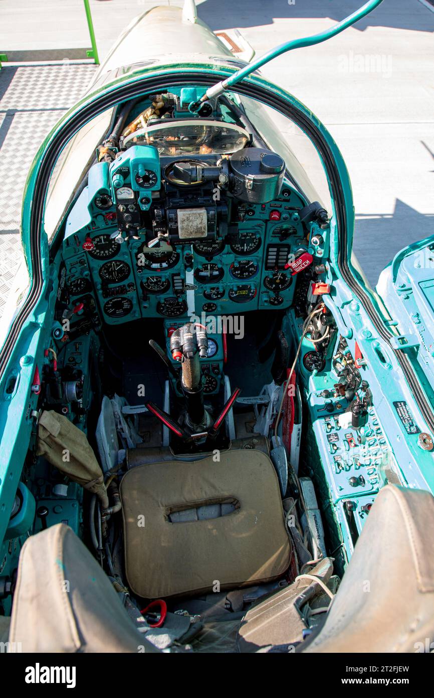 Cockpit eines erhaltenen MiG-21US-Trainers der ehemaligen DDR. Stockfoto