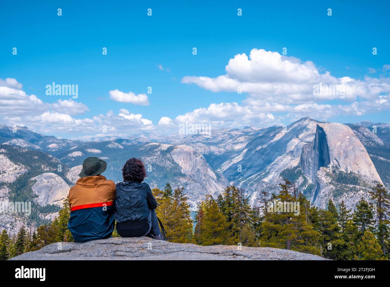 Ein Paar sitzt im Sentinel Dome und sieht den Yosemite-Nationalpark. Usa Stockfoto