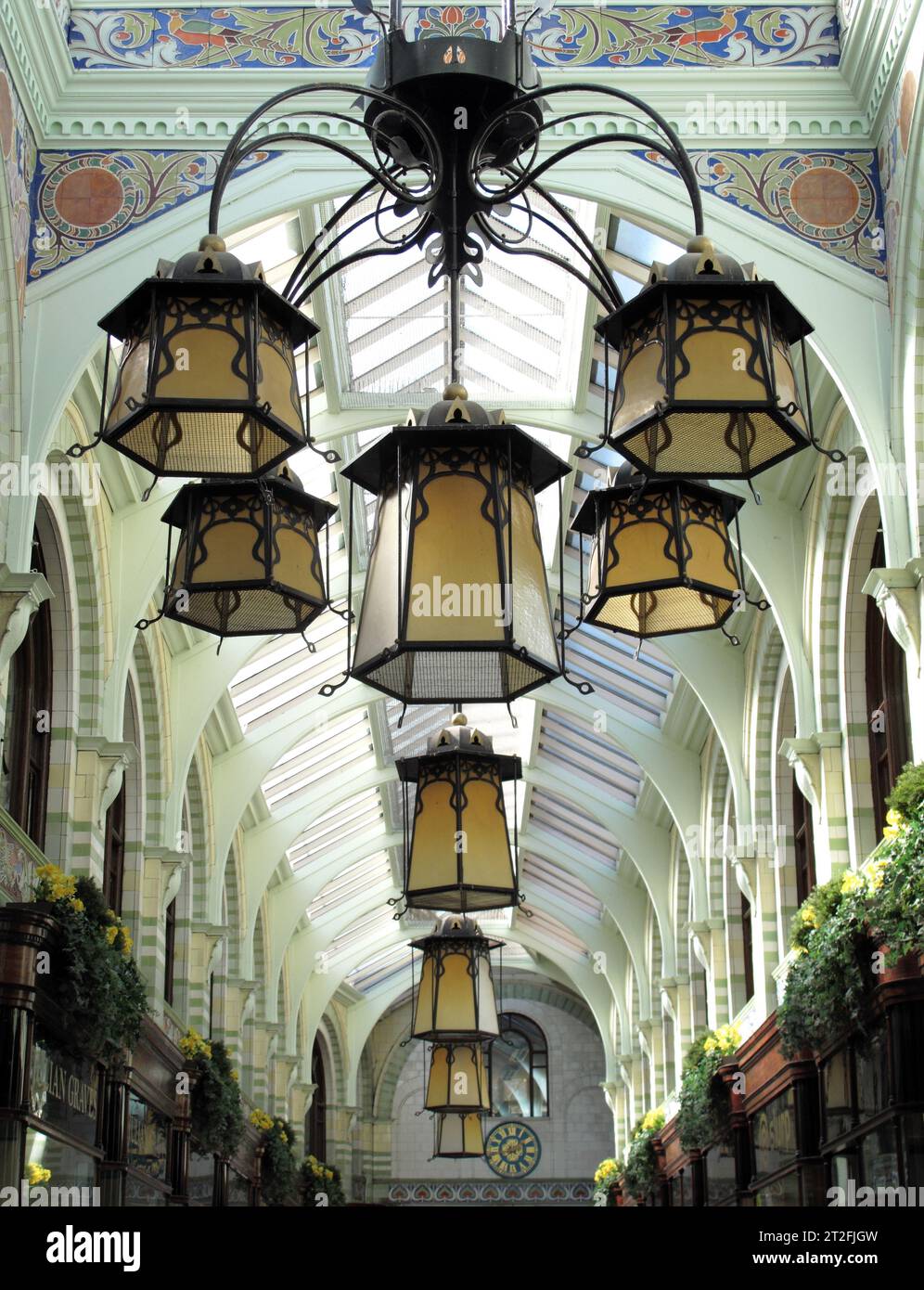 Laternen und Jugendstileinrichtung der Royal Arcade Norwich Stockfoto