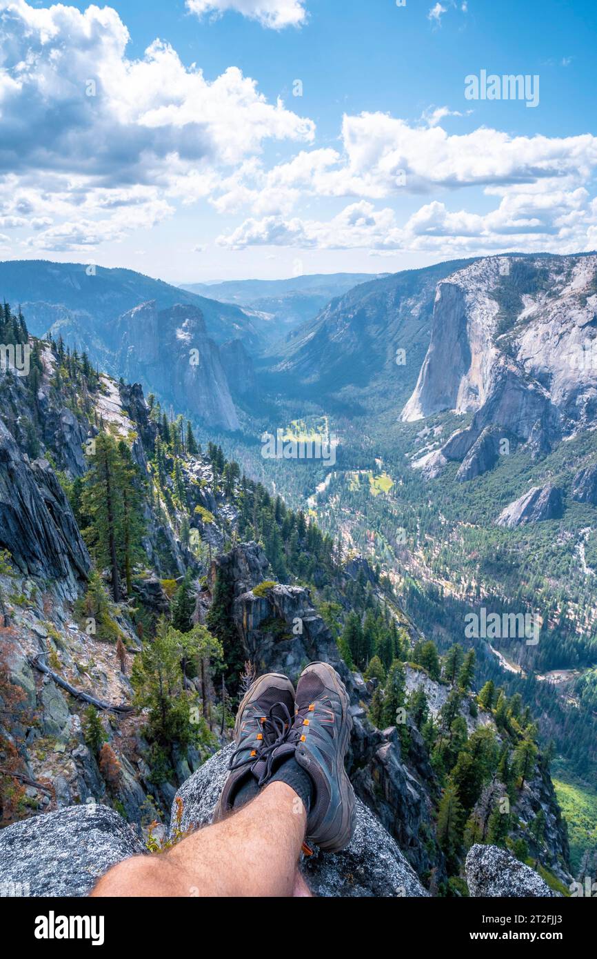 Saß geflügelt von Taft Point aus mit Blick auf den Yosemite-Nationalpark und El Capitan. Usa Stockfoto