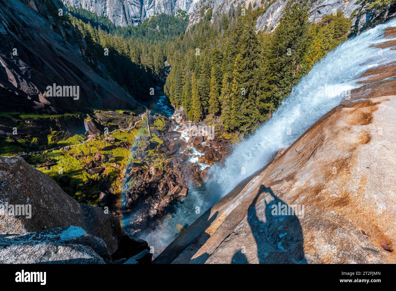 Das starke Wasser, das vom Vernal Falls Wasserfall herabkommt. Kalifornien, Usa Stockfoto