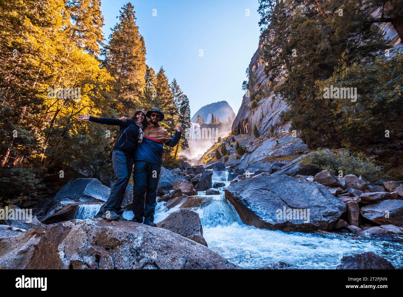 Ein Paar im Wasserfall Vernal Falls im Yosemite National Park, Kalifornien Stockfoto