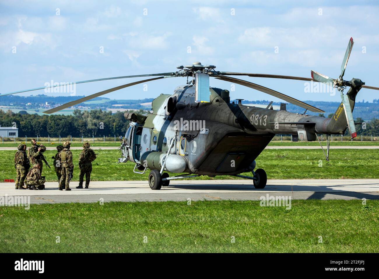Die tschechische Luftwaffe Mi-171 transportierte Hubschrauber mit Soldaten. Stockfoto