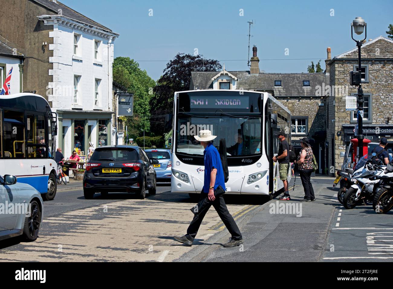 Traffic in Settle, North Yorkshire, England, Großbritannien Stockfoto