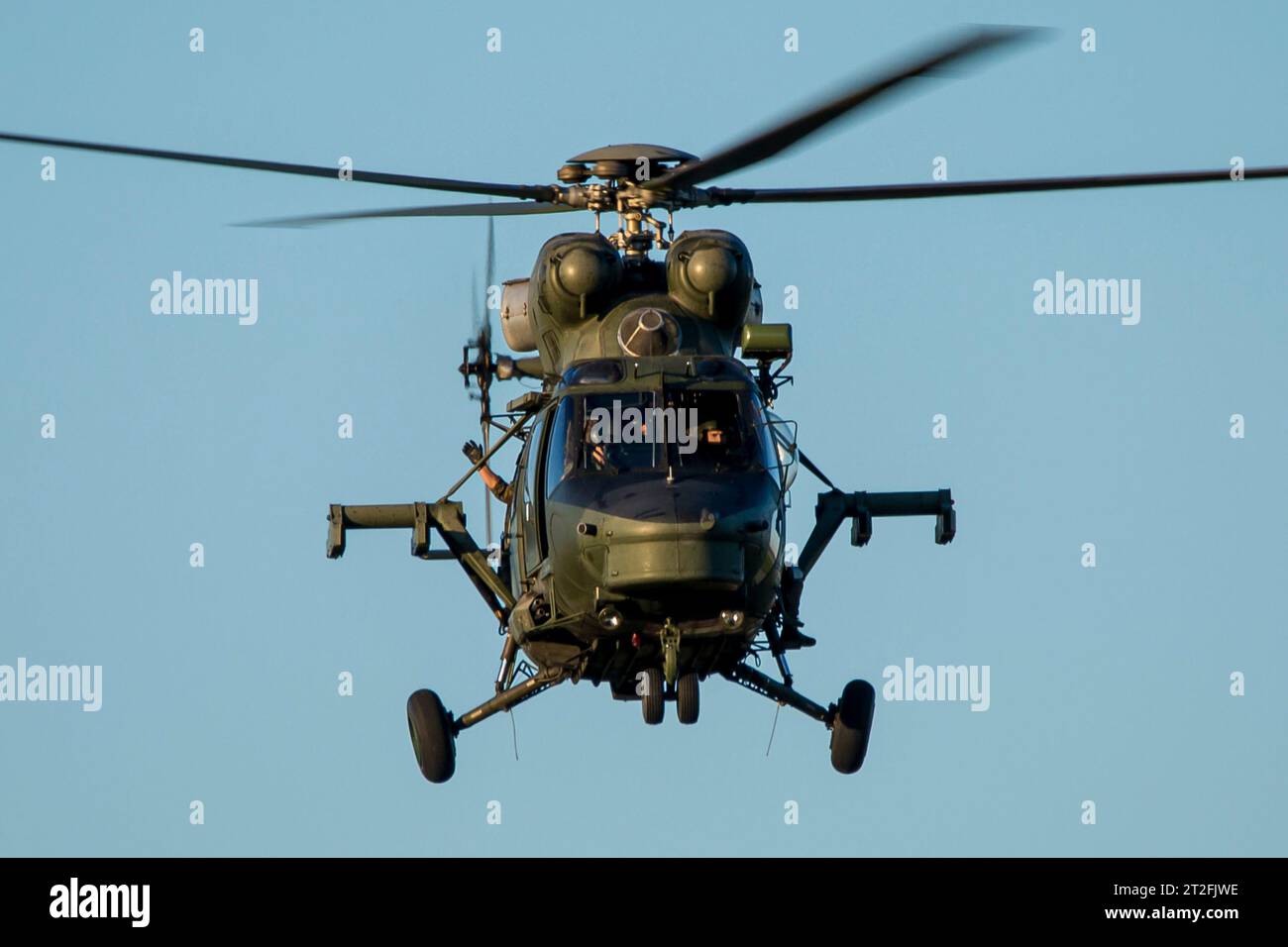 Polnische Armee Sokol W-3 Hubschrauber im Flug. Stockfoto