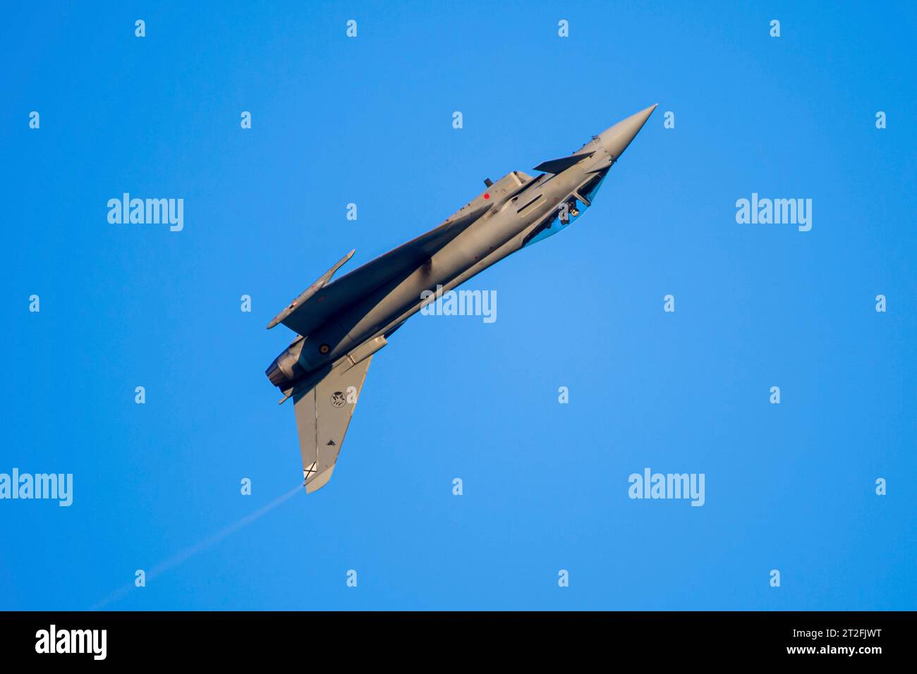 Spanischer Eurofighter-Jet macht einen Demonstrationsflug. Stockfoto