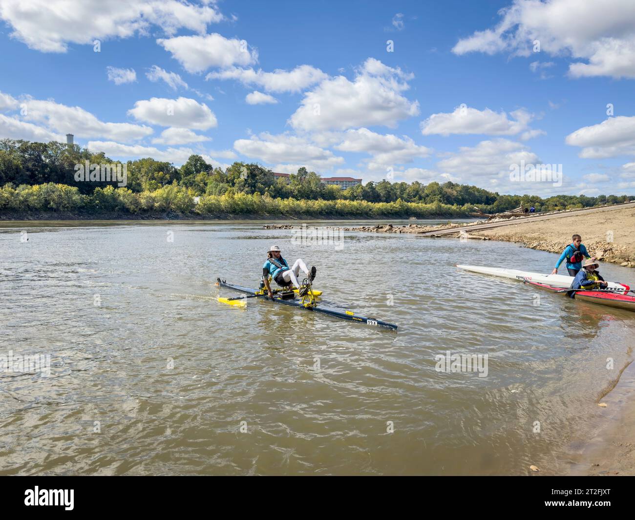 Jefferson City, MO, USA - 7. Oktober 2023: Ein Mann in einem Auslegerboot mit Pedalantrieb beendet ein Rennen auf dem Missouri River im Wilson Serenity Po Stockfoto